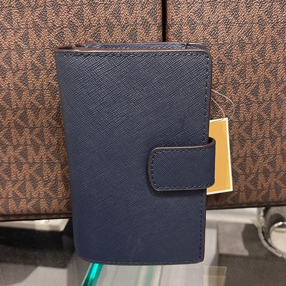 MICHAEL KORS
Medium Crossgrain Leather Wallet
Navy 
NWT - Picture 12 of 16